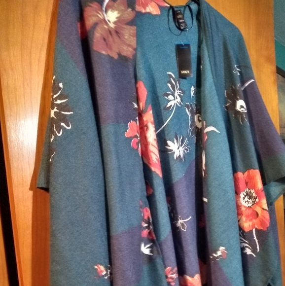 Open front floral poncho - Picture 4 of 5